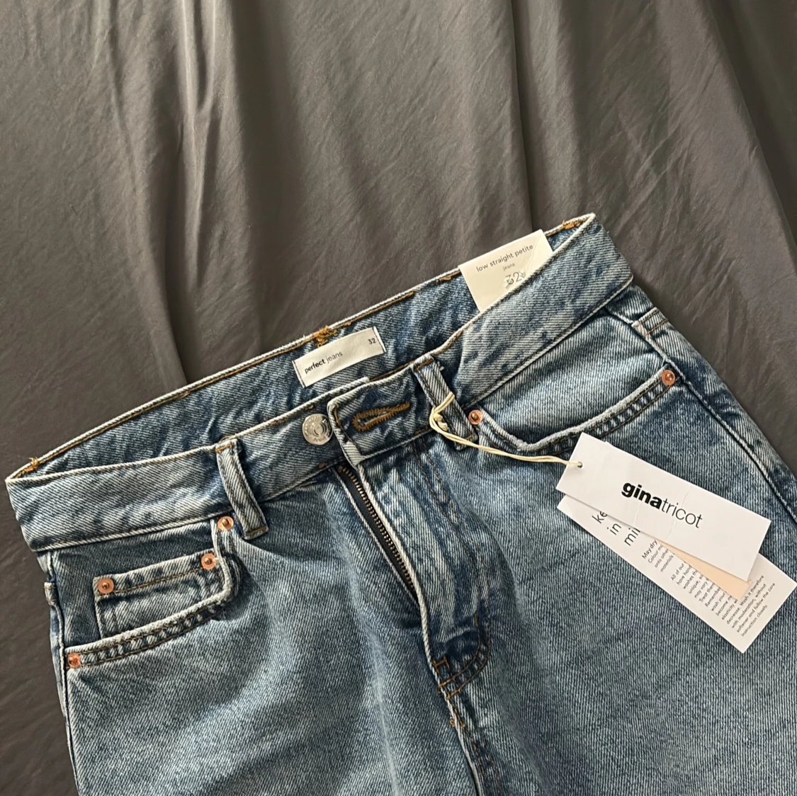 Low straight petite jeans i ljusblå denim - 4