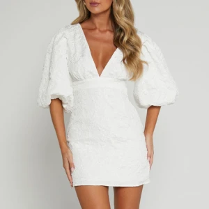 Miley mini dress - Jättefin vit klänning från Showpo! Aldrig använd, med prislappen kvar och är därmed i nyskick. Tveka inte på att höra av dig om du vill se fler bilder eller har någon fråga! 💞