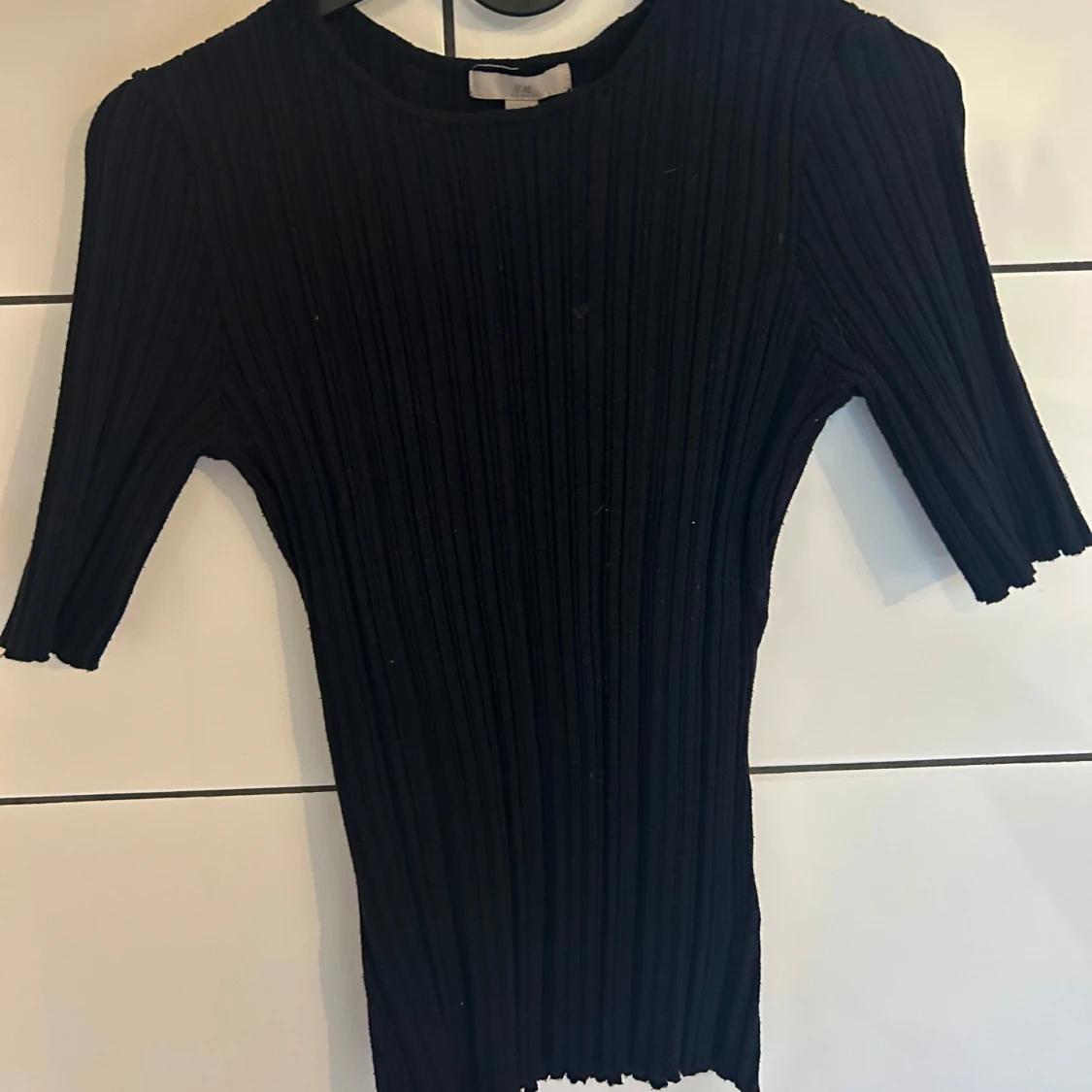 Mörkblå ribbad topp med halvlång ärm - 1