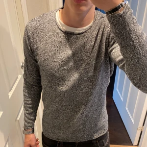 Grå långärmad tröja - Säljer en stilren gråmelerad långärmad tröja med rund hals. Bara skriva vid minska frågor eller funderingar, pris kan diskuteras!🍾🤗