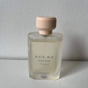Eclat Femme Weekend parfym Oriflame - Eclat Femme Weekend från Oriflame är en elegant parfym i en frostad, fyrkantig glasflaska med ljusbeige lock. Doften är feminin och flaskan har en stilren design med diskret text. 