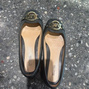 Svarta ballerinaskor Michael Kors - Michael kors skor till salu, använda 2 gånger helt nya. Storlek 37, 500kr skriv vid frågor