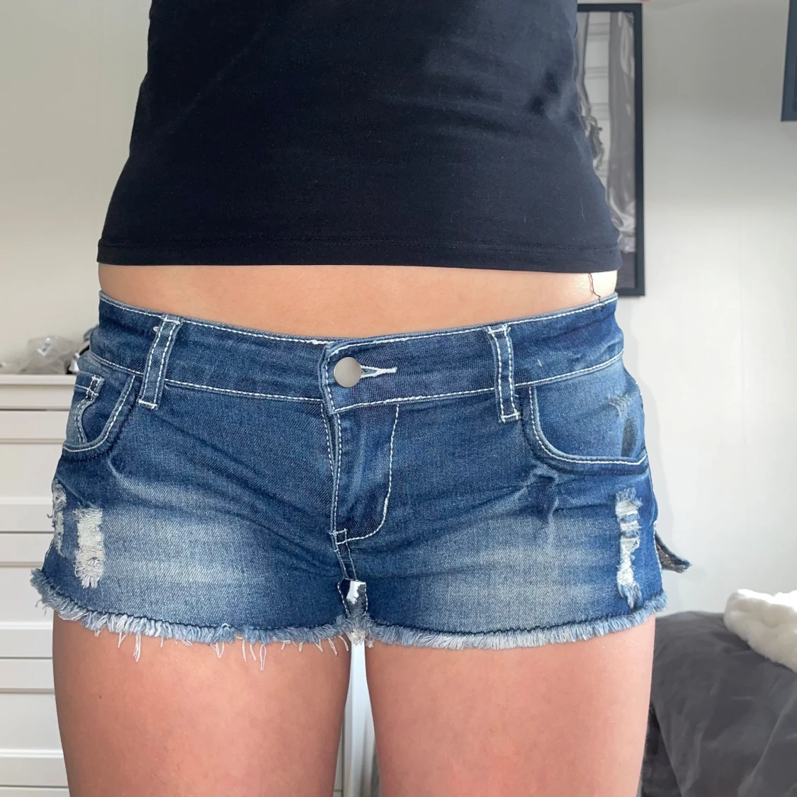 Blå slitna jeansshorts med fransig kant - 2
