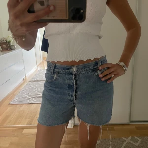 Jeansshorts levis - Blåa jeansshorts från levis, strl S skulle ja säga, 80cm midja fram och tillbaka