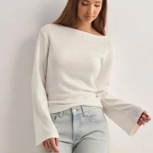 Nelly tröja - säljer denna jättefina tröja från Nelly, man kan även ha den som offsoulder💞💞(OBS de är den i vit)