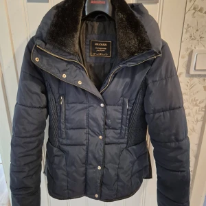 Mörkblå jacka från Havana - Säljer en mörkblå jacka från Havana.