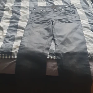 Nudie jeans byta  - Jag vill byta dessa jeans pga av att den har gått ur min storlek. Jag kan tänka mig byta ett par jeans med märkena : Replay, Trammarosa , Jacob Cohen och mycket mer . Kontakta mig för mer info. Jag kan komma till dig om du bor i Skåne. Mvh Nelson