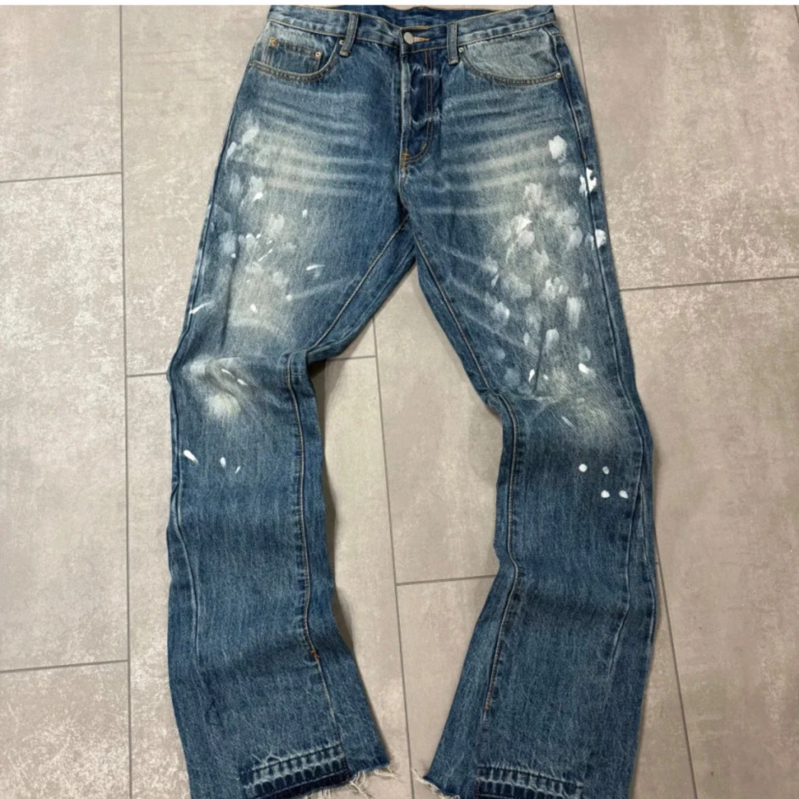 Blå jeans med slitna detaljer