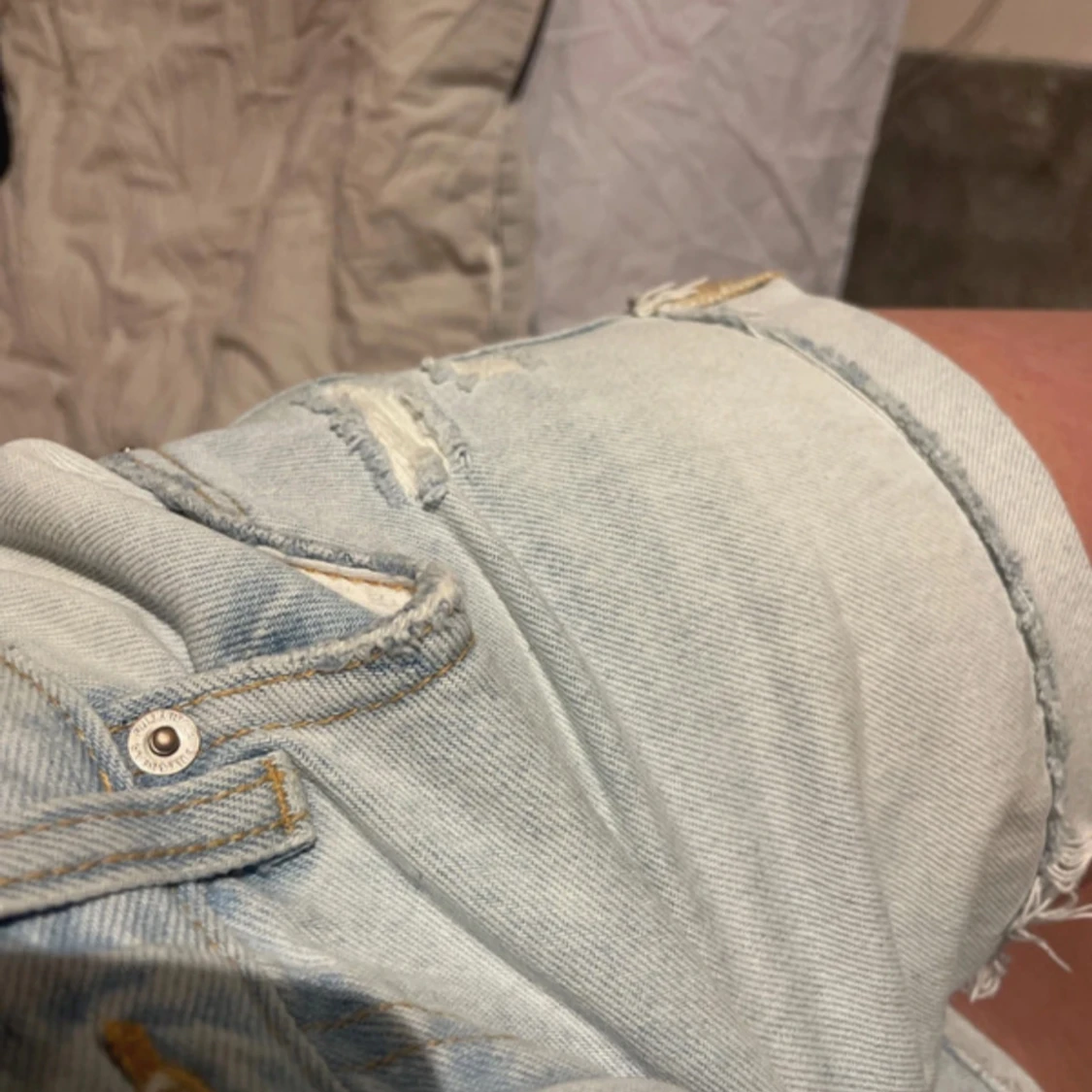 Ljusa jeansshorts med slitningar - 2