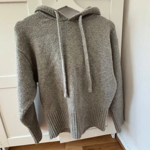 Zara hoodie,stickad - Säljer eftersom att jag inte andvänder den💕har andvänt den max 4 gånger, köpte den av en tjej som inte heller andvänt den mycket. 