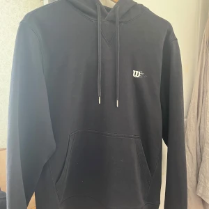 Svart hoodie från Wilson - Relativt använd men frf i väldigt bra skick, jätte skön och avslappad hoodie från Wilson 