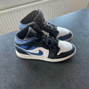 Nike Air Jordans i svart, vit och blå - Säljer mina jordans då de inte kommer till användning🤍💙🖤köpte för 2900kr och har använt varsamt ca 10 gånger. Crease skydd medgår. Skriv vid funderingar
