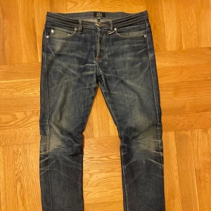 Mörkblå jeansbyxor från A.P.C. - Säljer dessa snygga APC jeans! Jeansen är i väldigt bra skick utöver några väldigt få och små defekter! Jeansen är i rå denim och har en extremt snygg tvätt och stil. Vid frågor eller fler bilder är det bara att höra av sig! Pris kan diskuteras😁