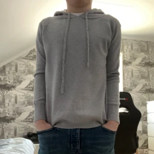 Merinoull hoddie - Säljer en skit snygg merinoull hoddie från Axel luxe, knappt använd har har mycket kvar att ge! Storlek s men liten i storleken så passar även xs kom pm för mer frågor!