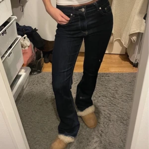 Mörkblåa bootcut jeans - Skitsnygga jeans från zara utan bakfickor med medelhög midja, älskar dessa😻😻💕💕💕