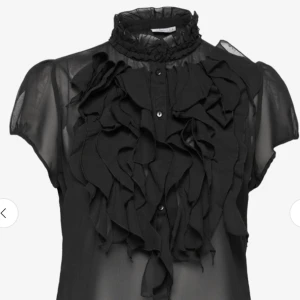 blus - jättefin svart blus som inte kommer till användning, nyskick och använd endast 3 gånger 💞