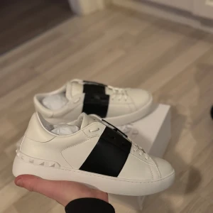 Valentino Open - Säljer dessa feta Valentino Opens åt min kompis som beställde på outlet för ett tag sen men tyckte att dom var för små. Därefter gick inte att lämna tillbaka. Aldrig använda bara testade så helt nyskick. Priset går att diskutera vid snabb affär. Skriv om det finns frågor :)