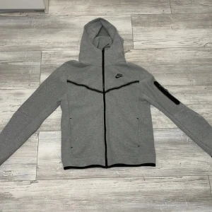 Nike tech fleece hoodie/zip  - Säljer den då den inte kommer till användning längre, men den är i perfekt skick. Den är i storlek S men kan även passa M nog.  Pris kan diskuteras och tveka inte att skriva vid intresse!