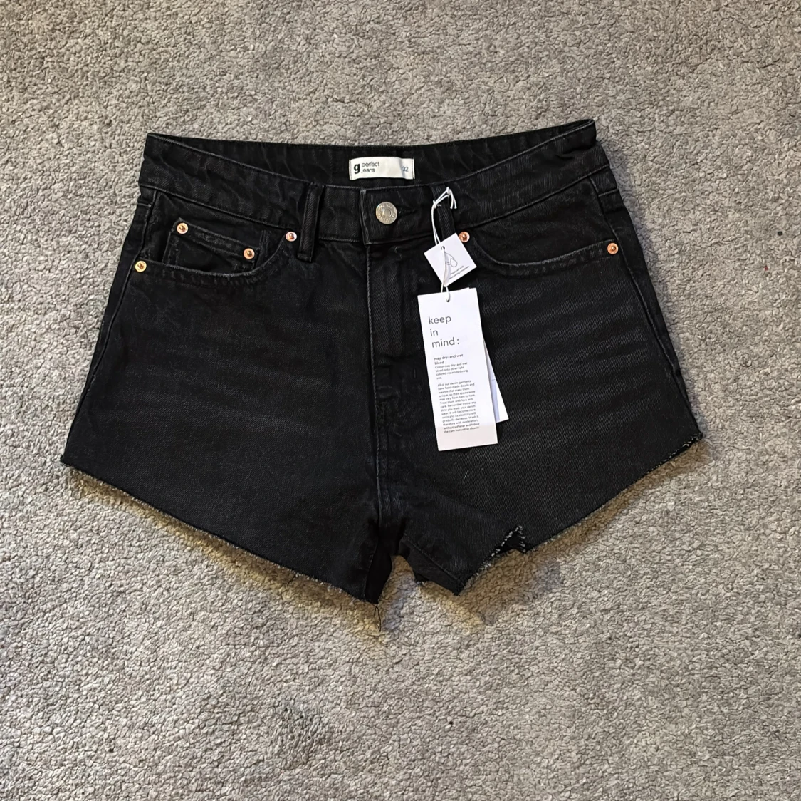 Svarta jeansshorts från Gina tricot 