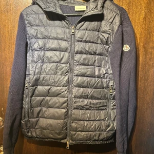 Moncler Maglione Cardigan - Autentisk Moncler Maglione!✅ Skick är 6/10 och det finns små skador på armbågar och armslut -❗️SE BILDER❗️ Överlag väldigt fin🤩