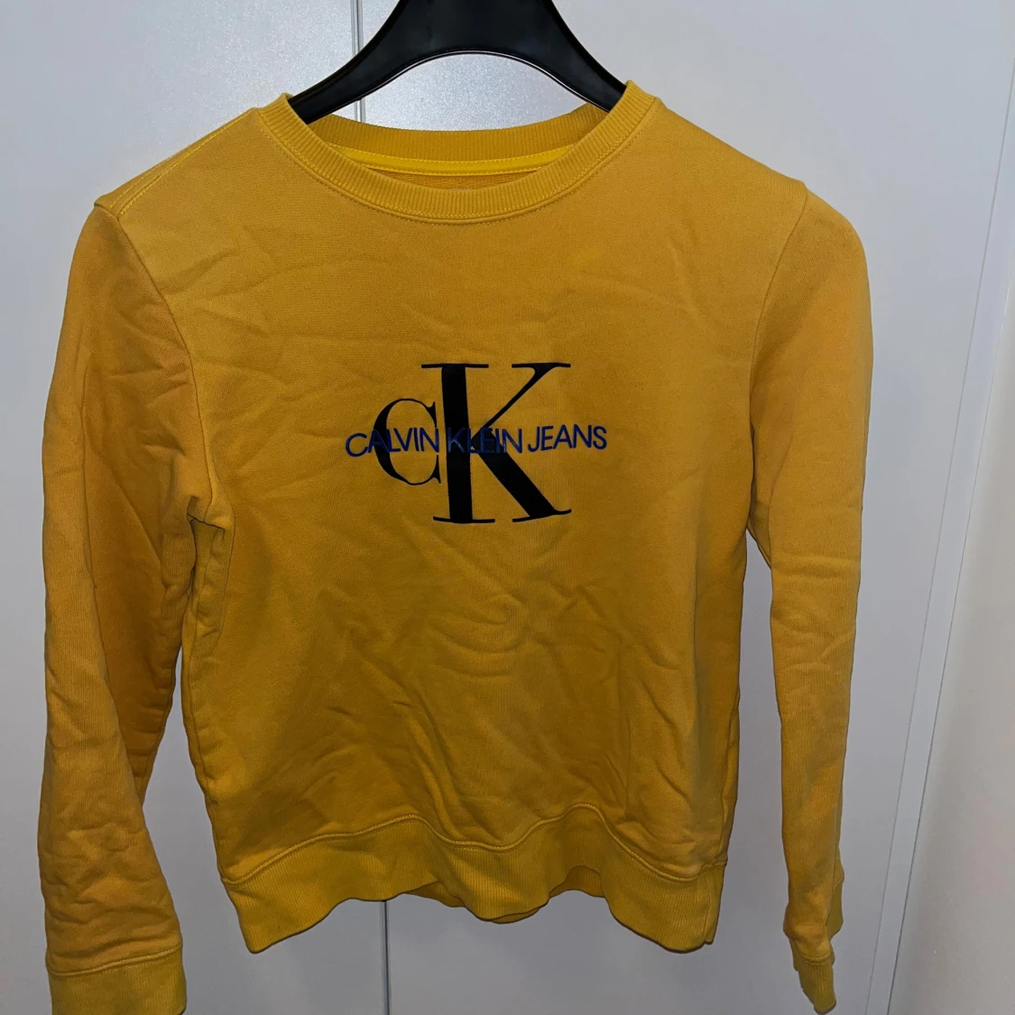 Gul tröja från Calvin Klein Jeans