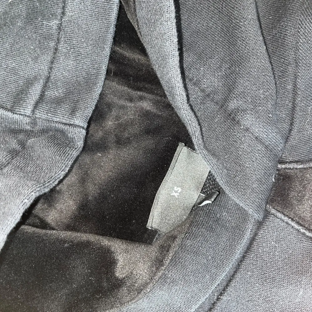 Snygg svart hoodie från Emporio Armani med ett unikt geometriskt mönster på framsidan. Tröjan har en klassisk huva och långa ärmar, perfekt för en stilren look. Den är tillverkad i ett mjukt material som ger en bekväm passform.. Hupparit & Collegepaidat.