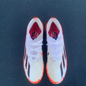 Adidas speedportal elite messi edition fotbollsskor. Använda typ 5-6 träningar på gräs så därav lite smutsig sula. I jätte bra skick, 9/10 och inga defekter. Tveka inte på att höra av dig!