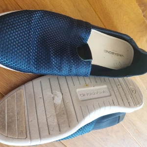 Blå loafers från Vagabond - Snygga blå loafers från Vagabond med en texturerad ovandel och vit sula. Perfekta för en avslappnad stil. Skorna har en elastisk detalj för enkel påtagning.