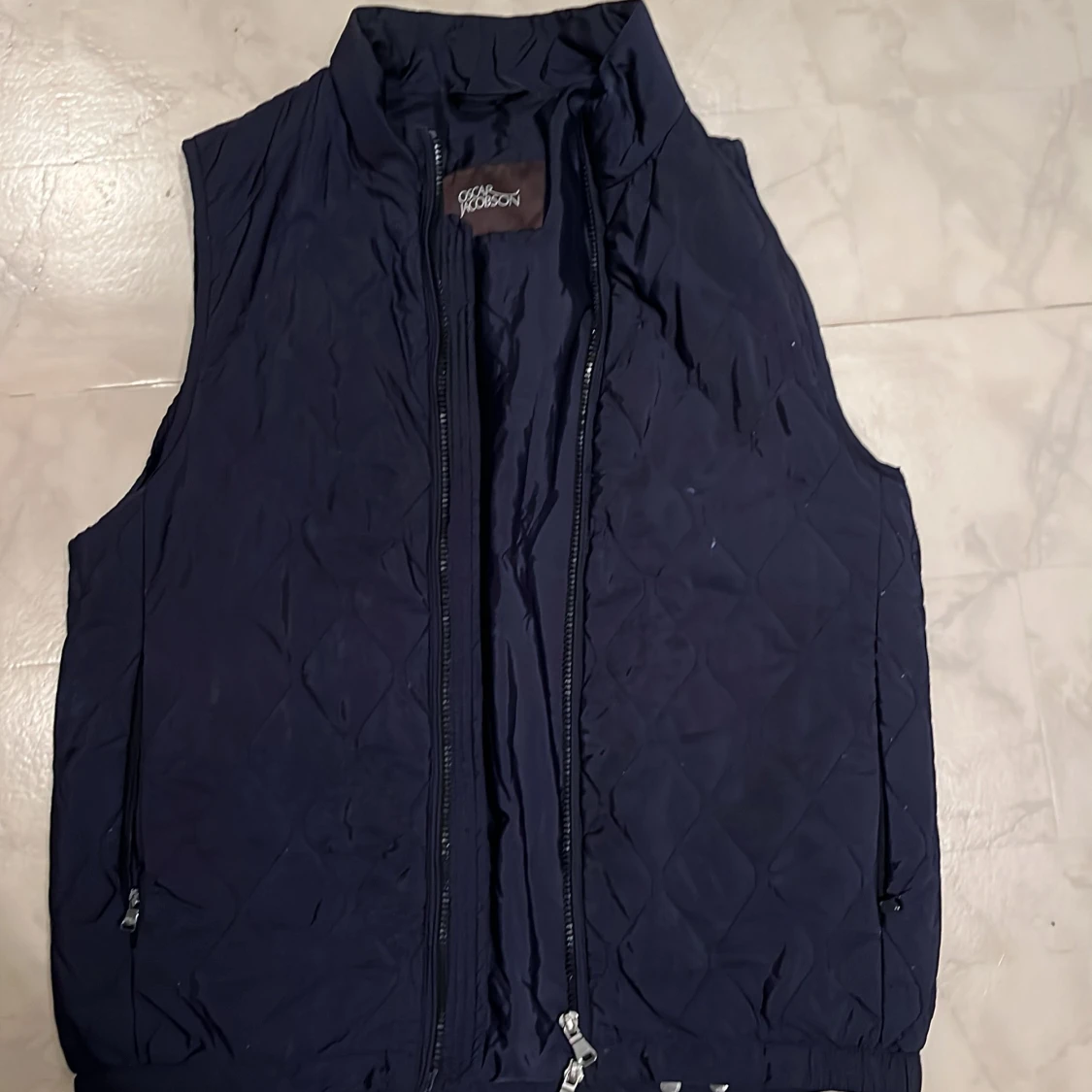 Mörkblå quiltad väst från Oscar Jacobson