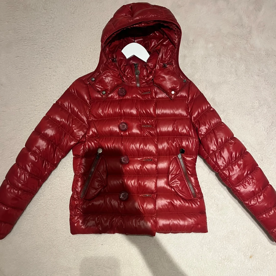 Röd dunjacka från Moncler