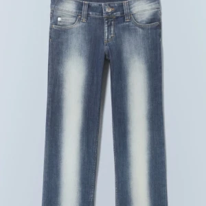 Blå jeans weekday - Snygga blå jeans med en cool slitningseffekt 🥰🥰