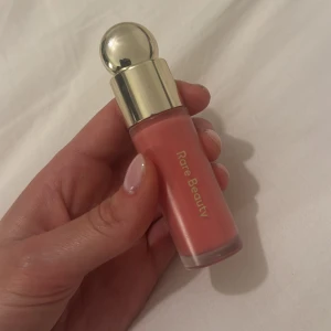 Flytande rouge från Rare Beauty - Säljer ett flytande rouge från Rare Beauty i nyansen Happy. Den är använd några gånger, men har fortfarande produkt kvar. Säljer eftersom jag köpte fel färg. Köpt från sephoras hemsida för 389kr.