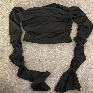 Svart offshoulder topp från Shein - Snygg svart offshoulder topp från Shein med långa ärmar och rynkade detaljer. 