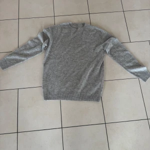 Cashmir/merinoull kofta från ByCastello - En perfekt kofta 100% cash perfekt för en kall sommar dag eller mer festligare tillfällen! Storlek M men passar också S