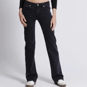 Svarta bootcut jeans - Snygga svarta bootcut jeans med låg midja och klassisk femficksdesign. Perfekta för en stilren look. De har en knapp och dragkedja framtill säljer de för 200 de är köpta för 400 pris kan även diskuteras inga defekter skriv privat för egna bilder 🌸