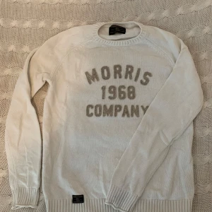 Morris knitted  - Säljer en supersnygg stickad Morris tröja i storlek S. Skick 8/10 då det har blivit lite fläckigt längst ned på vänster arm, annars inga konstigheter!🧳