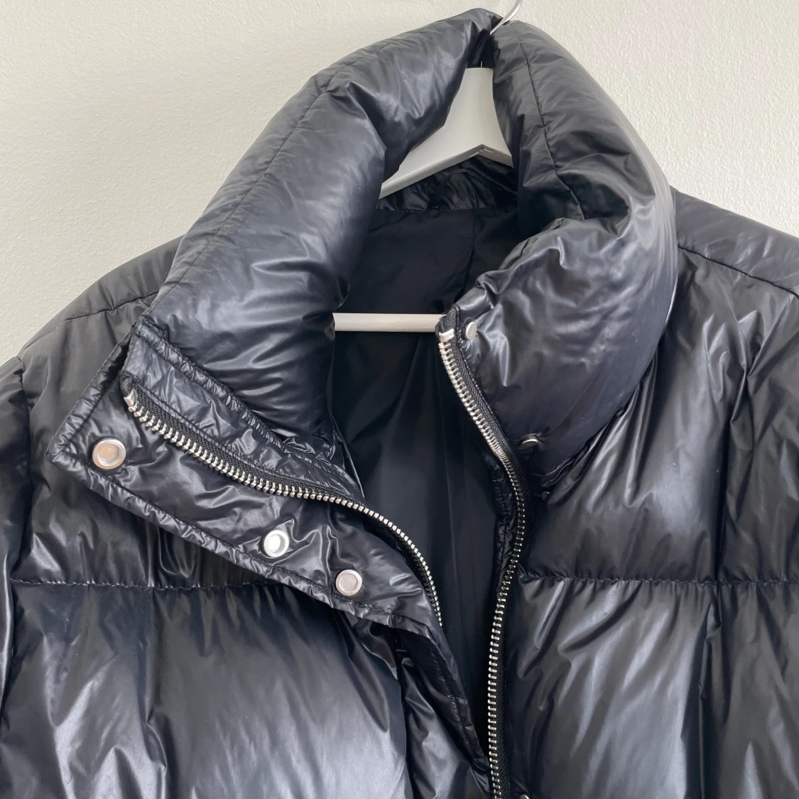 Svart dunjacka från & Other Stories - 1