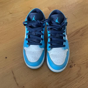 Nike Air Jordans low blue - Snygga Nike Air Jordans unc low blue, använt men fint shick. Storlek 37,5. Nypris runt 2300kr