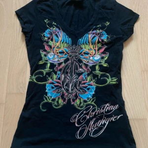 Christian Audigier tshirt  - As snygg christian audigier tshirt med as feta tryck både bak och fram, använd väldigt få gånger. Står storlek M, är pyttelite insydd i sidorna men inget speciellt märkbart! Skriv för frågor elelr pris🩷💞