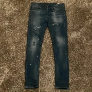 Dondup George  - Tja! Säljer nu dessa sjukt feta Dondup George jeansen med slitningar från fabrik som är sjukt eftertraktade då dom är svåra att få tag i! Nypris 3000 mitt pris endast 1299, skriv om du har några frågor eller funderingar!😊