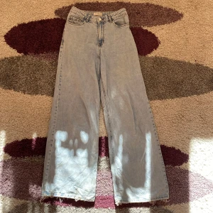 Ljusa jeansbyxor från Linda - Säljer ett par ljusa jeansbyxor från Linda med en klassisk femficksdesign. Byxorna har en rak passform och är högmidjade, vilket ger en avslappnad och trendig look. Perfekta för en casual stil.