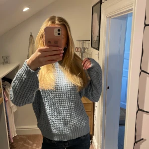 Blå stickad tröja - blå stickad tröja från lager 157 i storlek xs. Inte använt mycket.