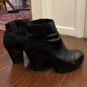 Svarta boots från Rizzo - svarta låga skinn boots från Rizzo med dragkedja på sidan och klack.