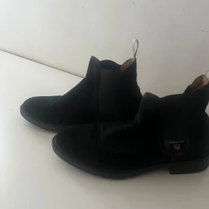 Svarta chelsea boots från Gant - Snygga svarta chelsea boots från Gant. Sparsamt använda. Hund finns i hemmet. 