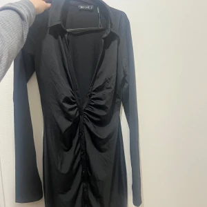 Svart klänning från Ginatricot  - Kort klänning från Gina. Använd 2 gånger. 