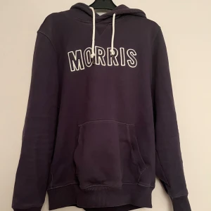Morris hoddie mörkblå - Säljer en snygg mörkblå hoodie från Morris med vit text på bröstet. Tröjan har inga defekter.