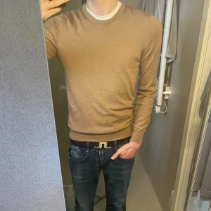Merino ull j.lindergh tröja - Beige slim fit 100% merino ull J.lindbergh tröja Mycket bra skick Storlek S Modellen är 185cm 70kg Pris kan diskuteras Skriv vid minsta fråga eller fundering💯🤝