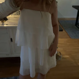 Sommar/student klänning  - Säljer en super fin unik student/sommar klänning som ENDAST använd en gång! Super bra skick som ny, nypris 800kr 