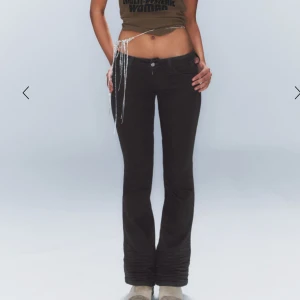 Svarta bootcut byxor - Snygga svarta bootcut byxor med låg midja. Perfekta för en trendig look. Byxorna har en klassisk design med en tight passform upptill och utsvängda ben. De är tillverkade i ett bekvämt material som ger en smickrande silhuett. Aldrig använda! Insydda från den andra modellen så har lite tecken på syning ❤️