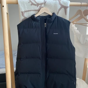 Svart dunväst från Holzweiler - size M, passar M-L⭐️